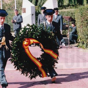 Guardias civiles, portando la corona de laurel, en la Fiesta de su patrona en Aranjuez