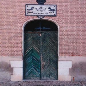 Puerta de entrada a los establos de la Real Yeguada de la Casa de la Monta en Aranjuez