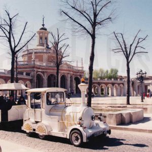 Tren Turístico «Chiquitrén» circulando entre Ia Plaza de San Antonio y la Casa de Infantes en Aranjuez