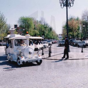 Tren Turístico «Chiquitrén» circulando por la Calle Infantas en Aranjuez