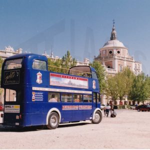 Autobús Turístico de dos  plantas en la Plaza de Parejas, al fondo el Palacio Real de Aranjuez