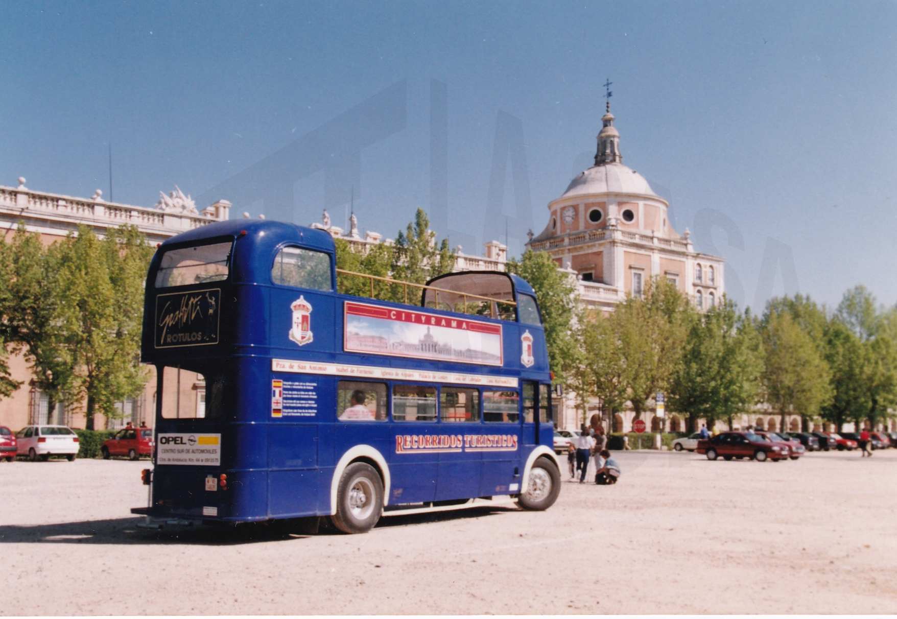 Autobús Turístico de dos plantas en la Plaza de Parejas, al fondo el Palacio Real de Aranjuez