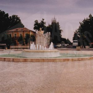 Vista de frente de la Fuente de Santiago Rusiñol situado en la Plaza Santiago Rusiñol en Aranjuez