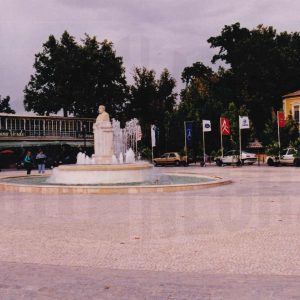 Vista lateral de la Fuente de Santiago Rusiñol situada en la Plaza Santiago Rusiñol en Aranjuez