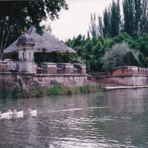 Embarcadero en el río Tajo en el Jardín del Príncipe en Aranjuez