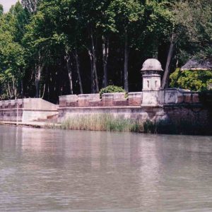 Embarcadero en el río Tajo en el Jardín del Príncipe en Aranjuez