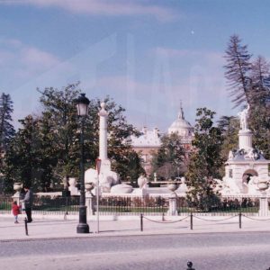 Vista de la Fuente de Hércules y Anteo en el Jardín del Parterre, desde la Plaza de Santiago Rusiñol en Aranjuez