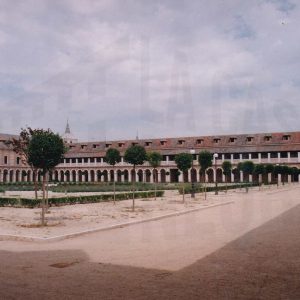 Vista desde una esquina del patio interior de la Casa de Caballeros con el Palacio Real de Aranjuez al fondo