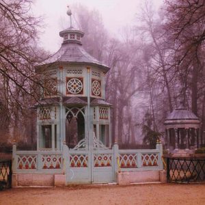 Pabellones en el Estanque de los Chinescos del Jardín del Príncipe de Aranjuez en un día de niebla