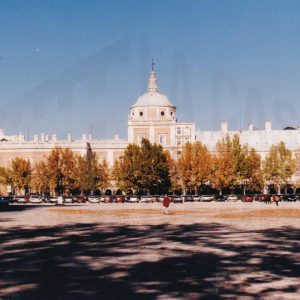 Palacio Real de Aranjuez detrás de los árboles de la Plaza de Parejas