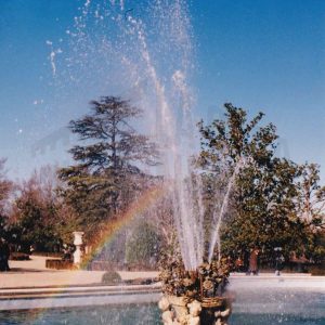 Canastillo de flores de la Fuente de Ceres con la alegoría de la primavera y el otoño, con reflejo de arcoiris, en el Jardín del Parterre en Aranjuez