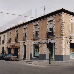 Edificio de con oficina de Deutsche Bank y la Droguería Sanchez, ya desaparecida, en Aranjuez