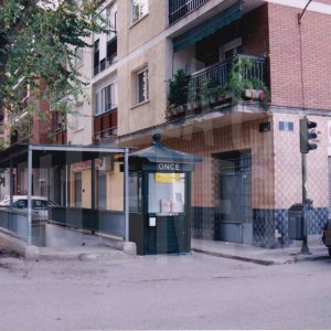 Calle Florida esquina con Calle de la Rosa en Aranjuez, con paso subterráneo y kiosko de la Once, ambos desaparecidos