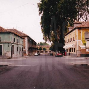 Calle Real, con vistas al fondo de la Plaza de San Antonio y la Casa de Oficios en Aranjuez