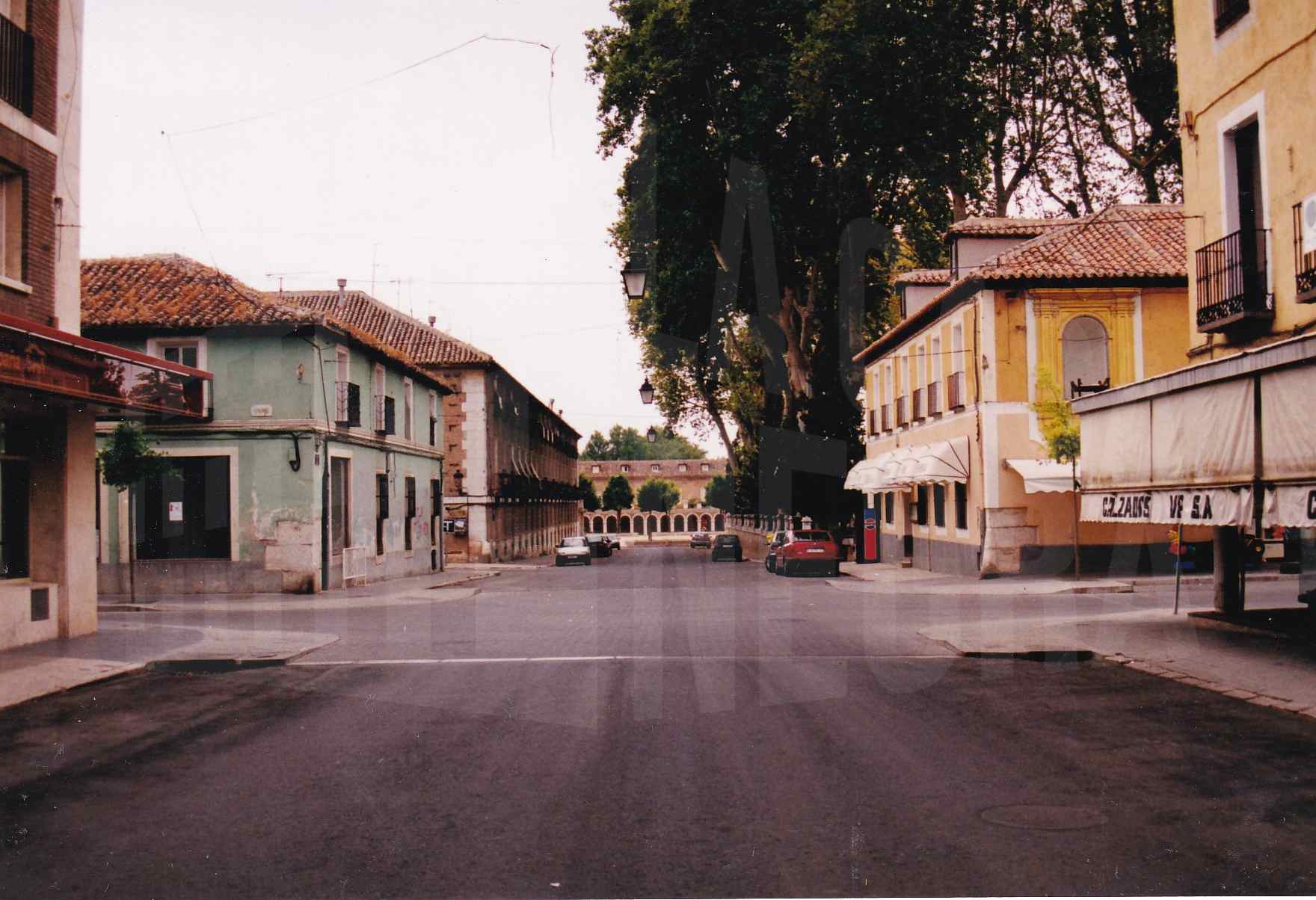Calle Real, con vistas al fondo de la Plaza de San Antonio y la Casa de Oficios en Aranjuez