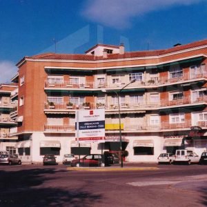 Cartel informativo del proyecto de urbanización de la Calle Moreras-Foso, detrás el edificio con los Salones Restaurante y la Discoteca Príncipe, ya desaparecidos, en Aranjuez