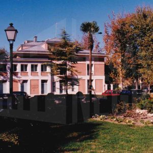 Vista posterior de la escultura de Joaquín Rodrigo, en el parque entre la Calle Stuart, Calle Infantas y Calle del Príncipe en Aranjuez