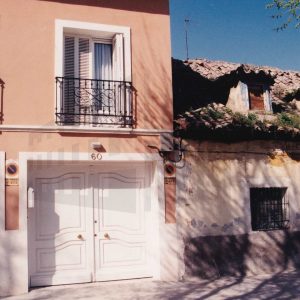 Vivienda de nueva construcción junto a otra vivienda antigua en mal estado de conservación en Aranjuez