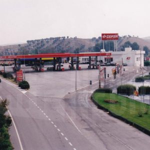 Vista panorámica de la gasolinera de Cepsa, actualmente Moeve y de los Viveros de «Victoriano Puerta e Hijos» en Aranjuez