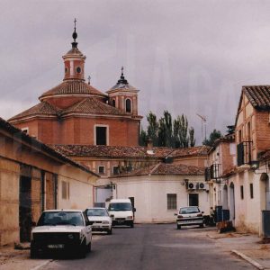 Vista de la torre de la Real Capilla de San Isidro desde la Calle de León Ruiz Ruiz, en el Cortijo de San Isidro