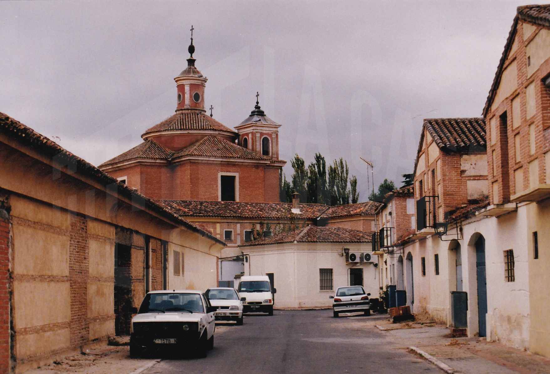 Vista de la torre de la Real Capilla de San Isidro desde la Calle de León Ruiz Ruiz, en el Cortijo de San Isidro