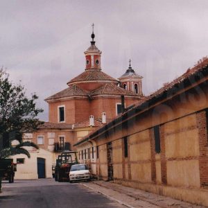 Vista de la torre de la Real Capilla de San Isidro desde la Calle de León Ruiz Ruiz, en el Cortijo de San Isidro