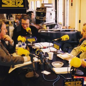 Varias personas en el estudio de radio de la Cadena SER en un vagón de tren en la Estación de Aranjuez con motivo del 150 Aniversario de la línea ferroviaria Madrid-Aranjuez