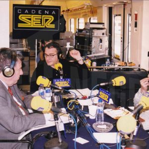 Varias personas en el estudio de radio de la Cadena SER en un vagón de tren en la Estación de Aranjuez con motivo del 150 Aniversario de la línea ferroviaria Madrid-Aranjuez
