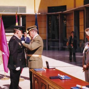 Un militar impone una medalla a su hermano, Policía Nacional, en la Fiesta de la Policía Nacional en Aranjuez