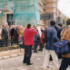 Varias personas en el acto de inauguración de la Calle Príncipe de Aranjuez tras su remodelación e Iglesia de Alpajés en obras