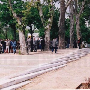 Varias personas en la inauguración de la Plaza de Parejas de Aranjuez tras su remodelación