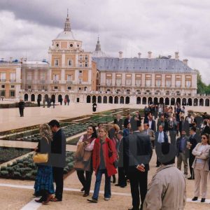 Varias personas en la inauguración de la Plaza de Parejas de Aranjuez tras su remodelación