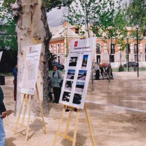 Varias personas miran los carteles publicitarios en la inauguración de la Plaza de Parejas de Aranjuez tras su remodelación