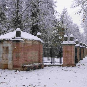 Caseta del guarda en la puerta principal del Jardín del Príncipe y Calle de la Reina de Aranjuez durante una nevada