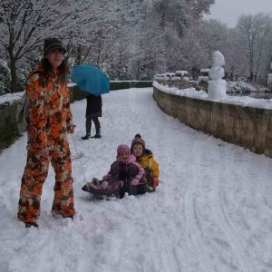 Varias personas en el Jardín del Príncipe de Aranjuez tras una nevada