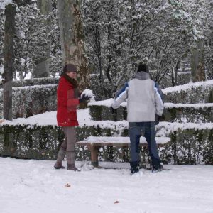 Una pareja cogiendo nieve en el Jardín del Príncipe de Aranjuez