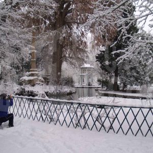 Un fotógrafo en el Estanque de los Chinescos del Jardín del Príncipe de Aranjuez tras una nevada