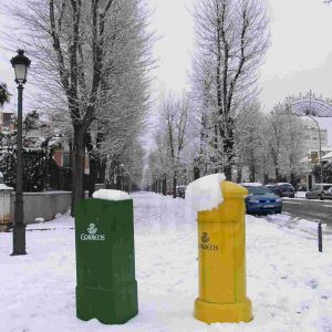 Buzones de correos y Calle Infantas de Aranjuez tras una nevada