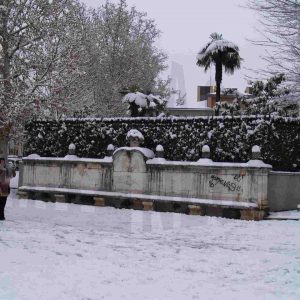 Banco en la Plaza de Santiago Rusiñol de Aranjuez tras una nevada