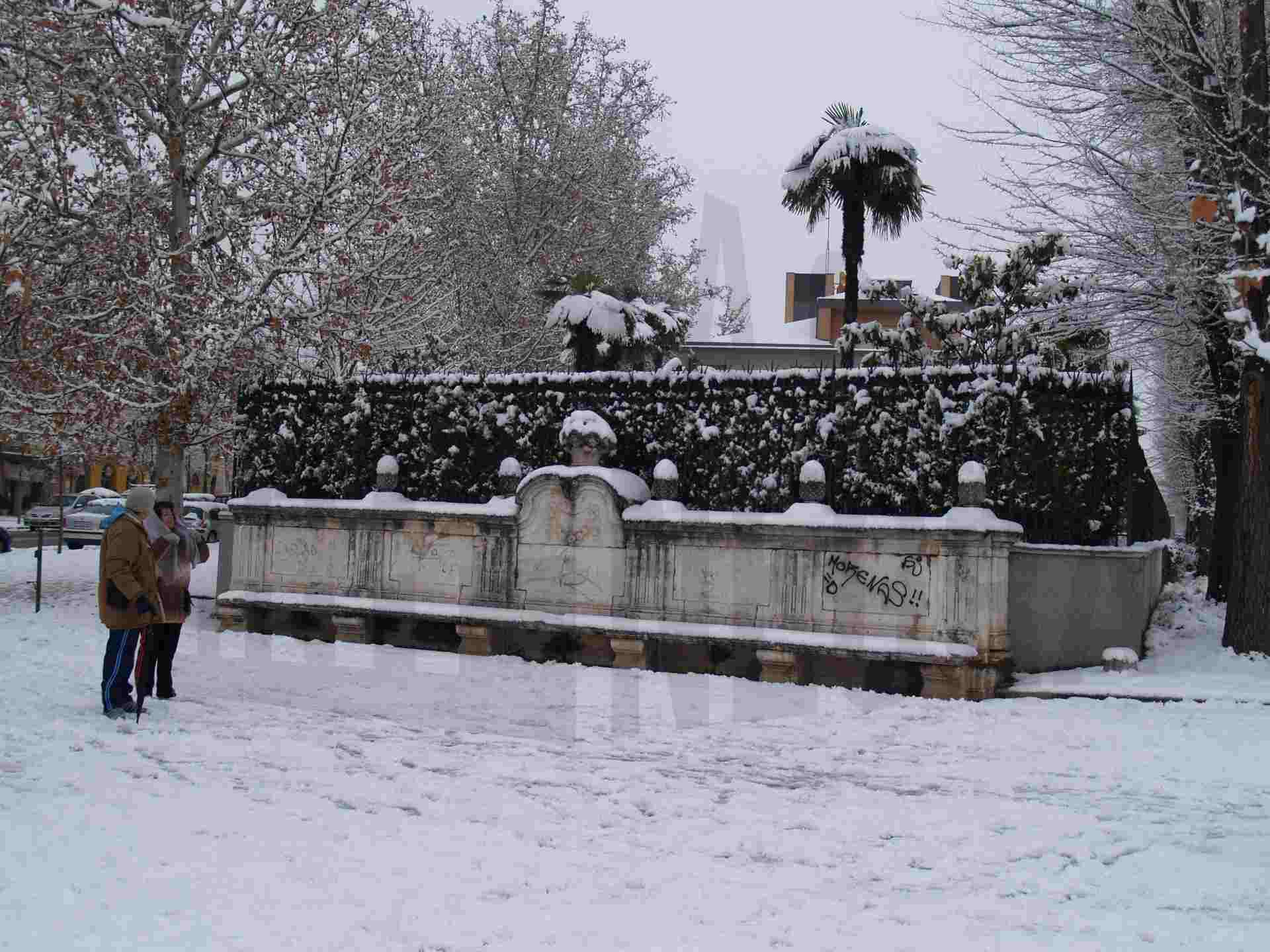 Banco en la Plaza de Santiago Rusiñol de Aranjuez tras una nevada