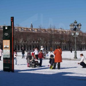 Varias personas en la Plaza de San Antonio de Aranjuez tras una nevada