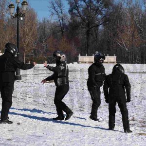 Varias personas en la Plaza Elíptica (o de la Parada de Palacio) de Aranjuez tras una nevada