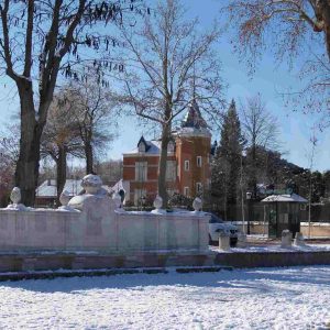 Banco de la Plaza Elíptica (o de la Parada de Palacio) y Palacio Silvela de Aranjuez tras una nevada