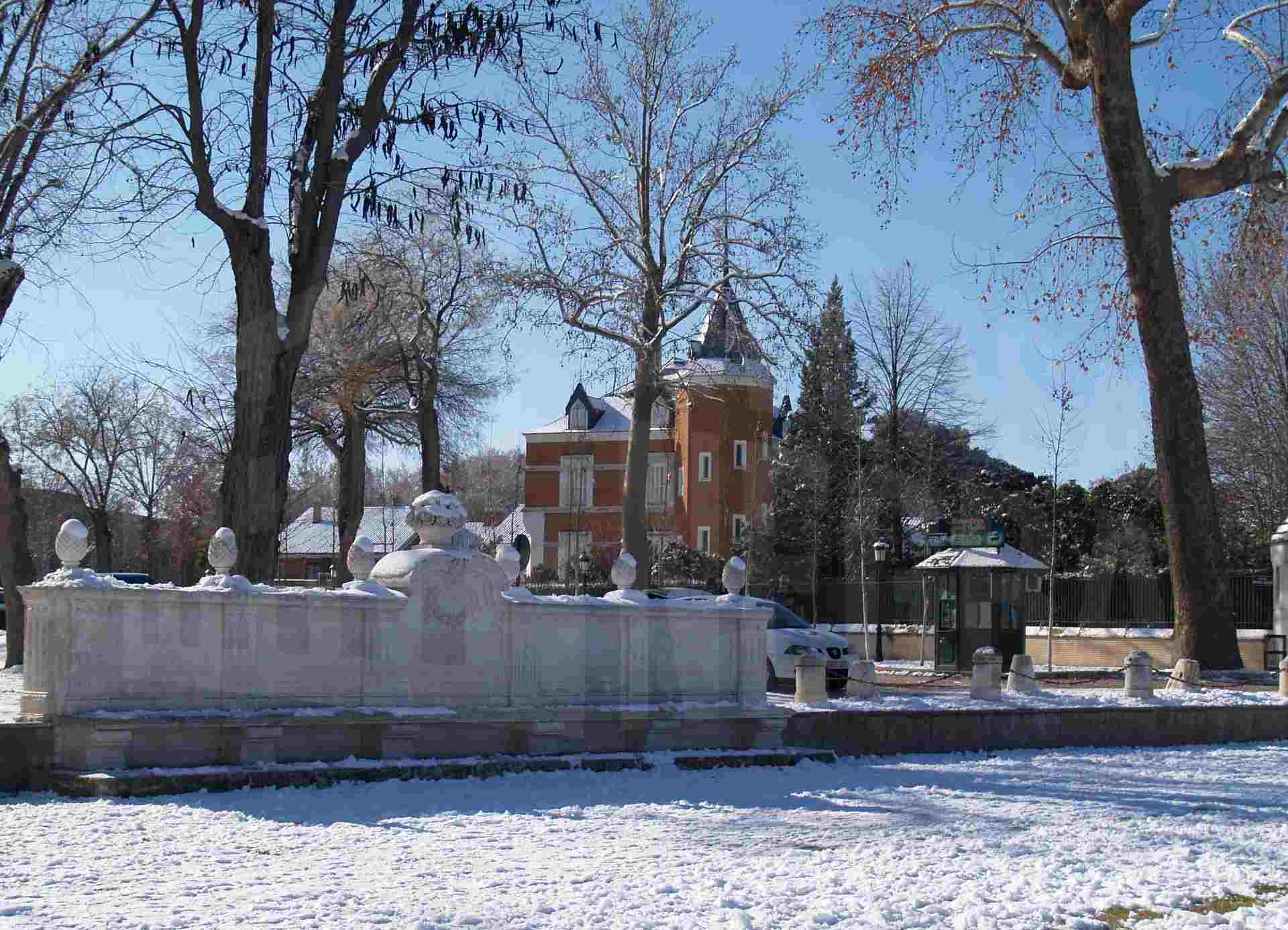 Banco de la Plaza Elíptica (o de la Parada de Palacio) y Palacio Silvela de Aranjuez tras una nevada