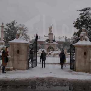 Varias personas en la entrada del Jardín del Parterre de Aranjuez tras una nevada
