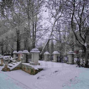 Cenador junto a la ría del Jardín de la Isla de Aranjuez tras una nevada