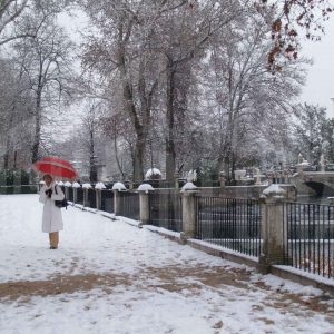 Una mujer en el Jardín de la Isla de Aranjuez tras una nevada