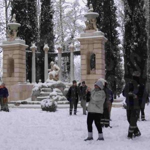 Varias personas junto a la Fuente de Apolo del Jardín del Príncipe de Aranjuez tras una nevada