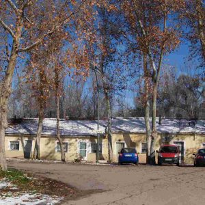 Casas bajas junto a la Ría del Jardín de la Isla de Aranjuez tras una nevada