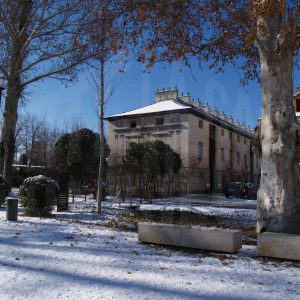 Vista de la Casa de Fogones desde la Plaza de Parejas de Aranjuez tras una nevada